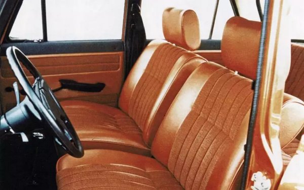 Панелът с приборите е изцяло преработен, премахнат е архаичният тънък волан. Седалките стават по-удобни и получават подглавници. Легендарно калпавите дръжки на вратите на "Москвич" са премахнати и заменени с такива, каквито по онова време използва и BMW. Резервната гума е монтирана в багажника вертикално, така че да не отнема много товарен обем. 
Инженерите на Porsche си получават парите, но АЗЛК така и не използва резултата от труда им. Вътрешни интриги по върховете на съветската автомобилна промишленост бавят проекта, докато накрая московският завод не създава изцяло новия модел Москвич 2140. Някои от идеите на германците тихомълком са вмъкнати и тук. Но 2140 никога не успява да повтори пазарните успехи на 412 от предишните десетилетия и си остава кола основно за Източния блок. 
